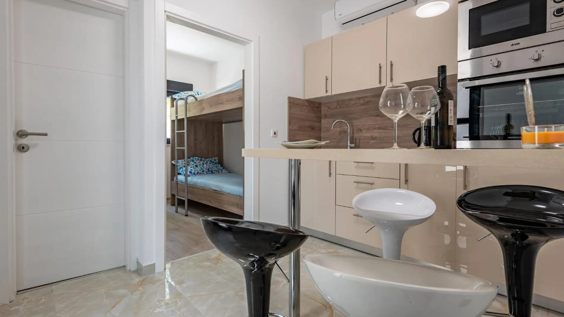 Apartmani Curic Beachfront Pag Town