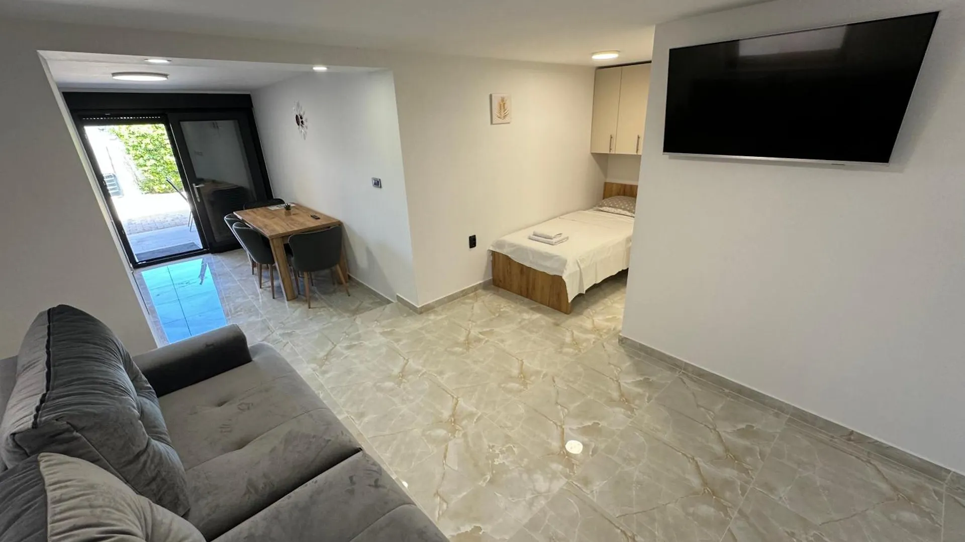 Apartmani Curic Beachfront Pag Town 0*,  Chorvatsko