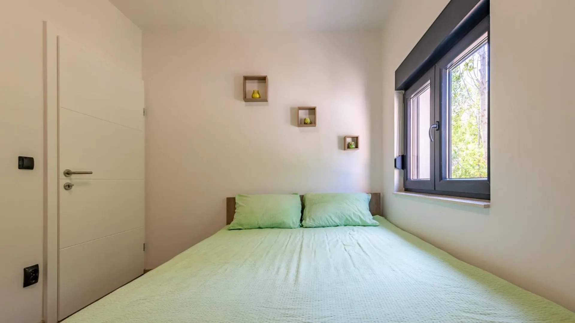Apartmani Curic Beachfront Pag Town